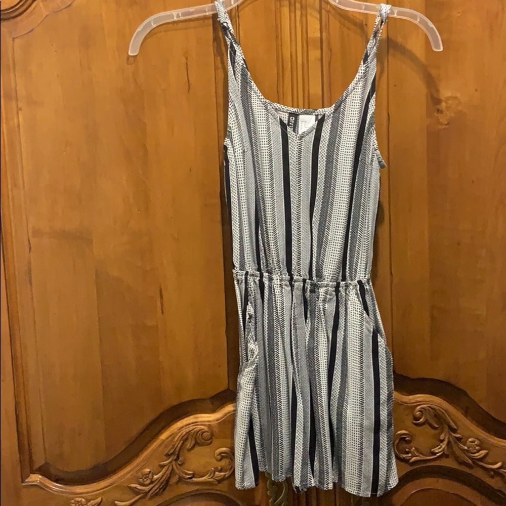 H&M black and white patter romper (xs)